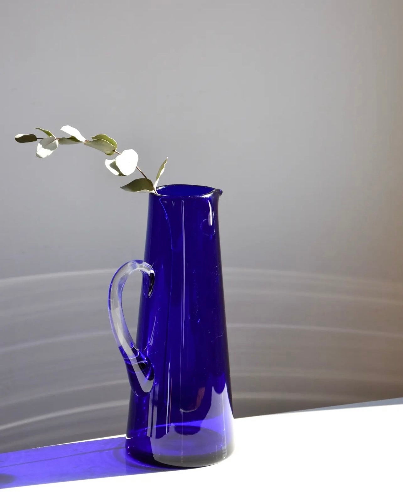 Mėlyno stiklo ąsotis-vaza ir grafinas