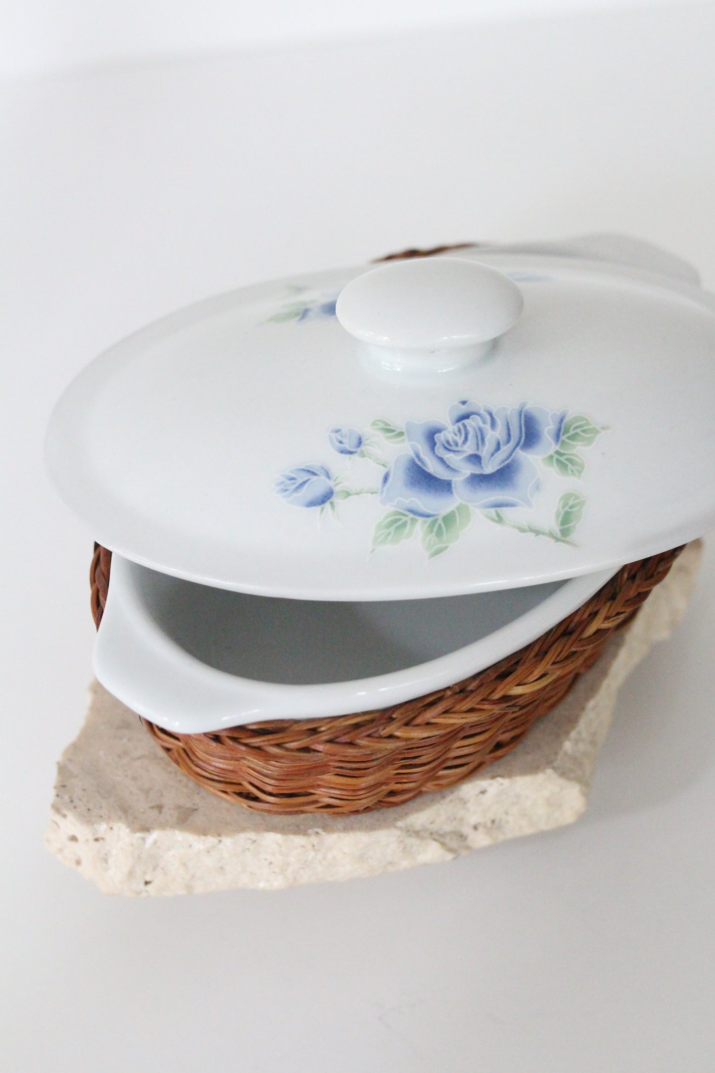 Keramikos indas sviestui ar silkutei - pintame krepšyje