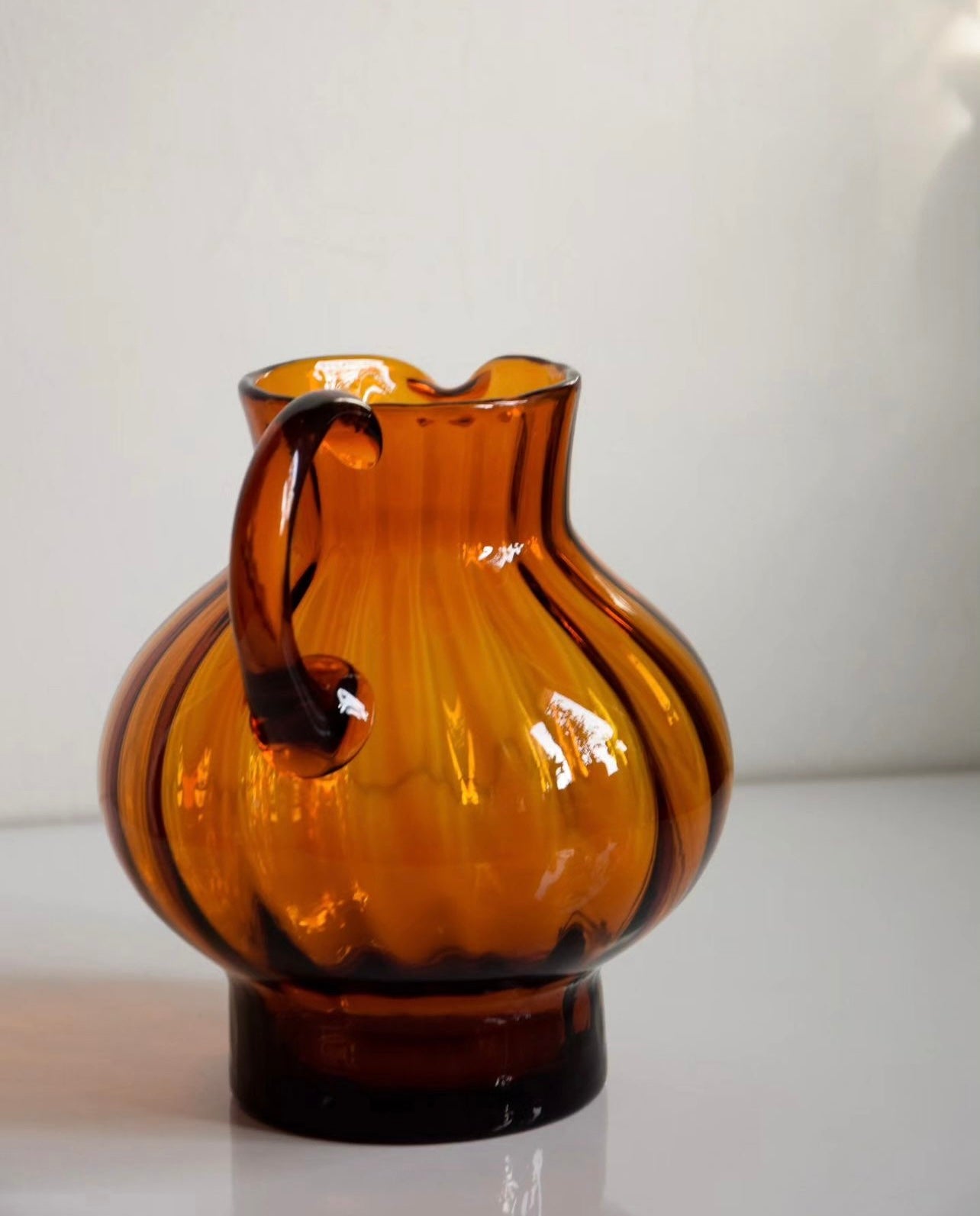 Amber glass banguotas ąsotis