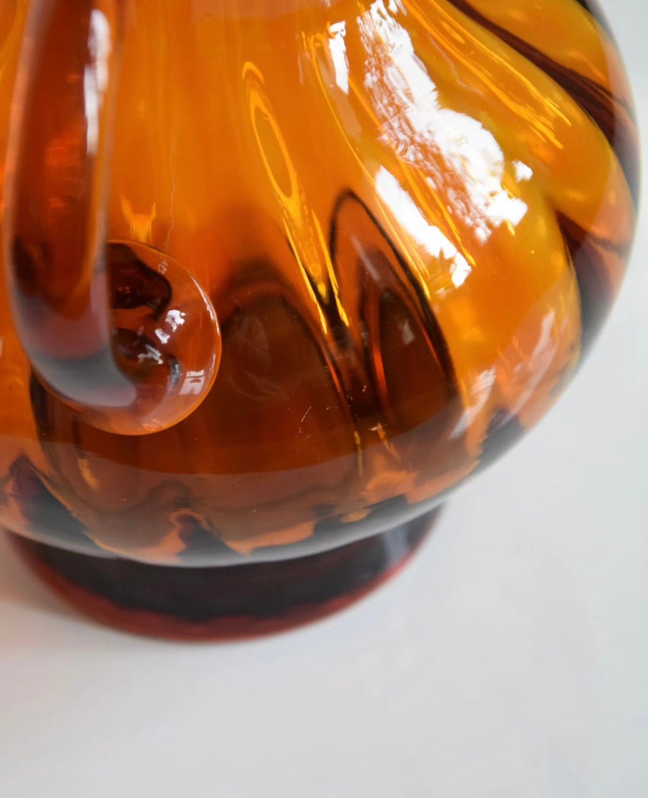 Amber glass banguotas ąsotis